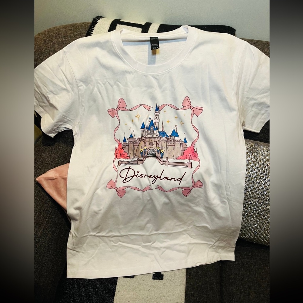 New Disneyland Inspired Sleeping Beauty Castle Bow T Shirt size medium.